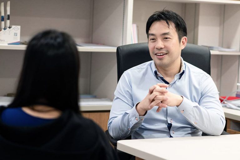 Image of Dr Thng Yongxian during a patient consultation